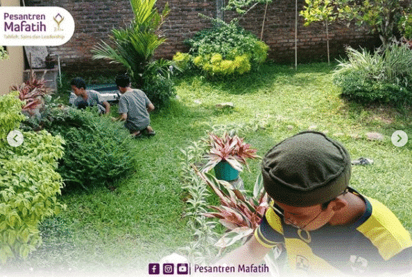 Jaga Kebersihan Lingkungan Pesantren, Santri Mafatih Galakan Program  Tandzif - mafatih.or.id